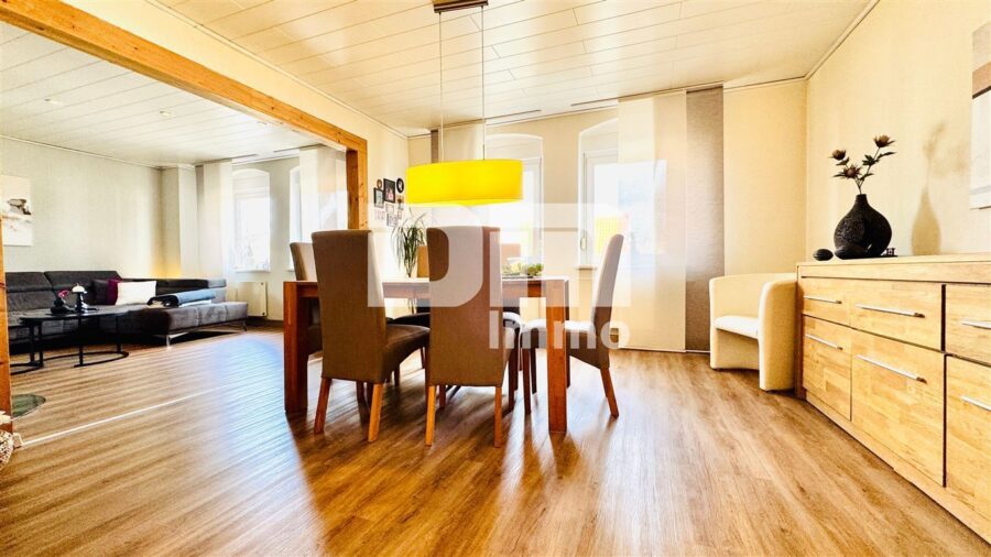 Ein bis Zweifamilienhaus mit 2 Terrassen, Garage und angelegtem Gartenbereich - OG Wohn / Esszimmer offen / Kamin